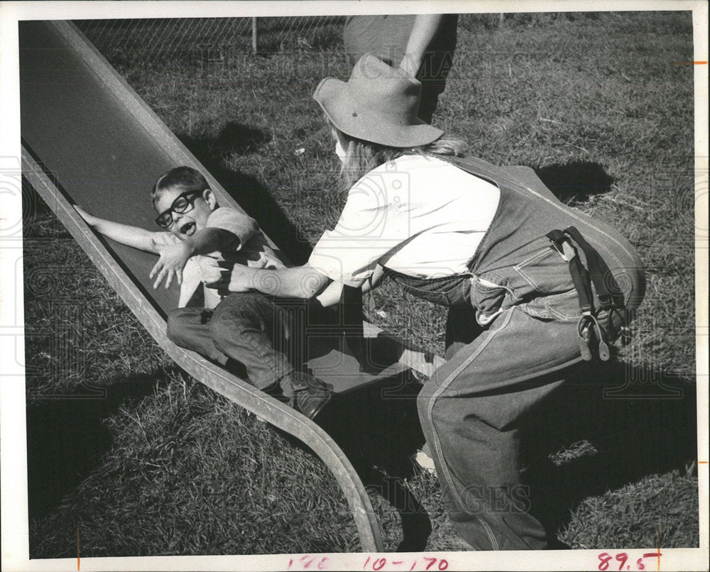 1971 Press Photo Robert Bray Beta Sigma Phi Slides Pete - Historic Images