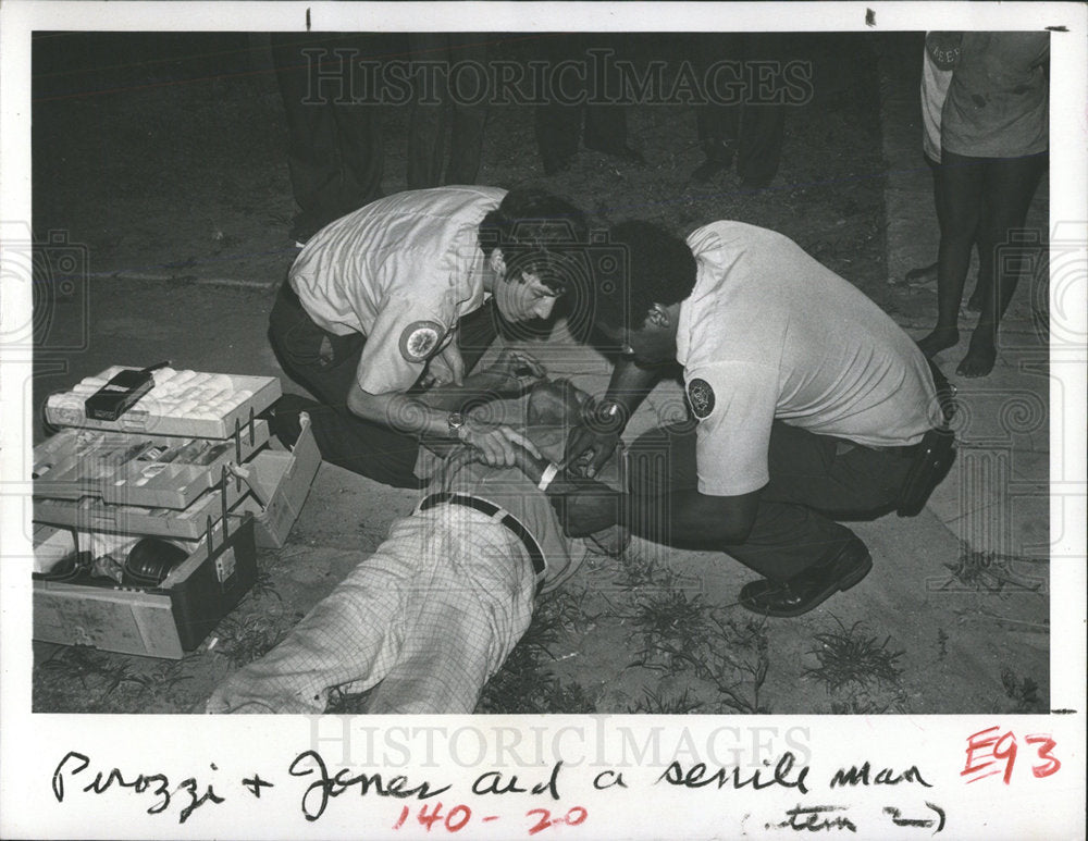 1989 Press Photo Firemedic Eli Jones Vince Pirozzi Man - Historic Images