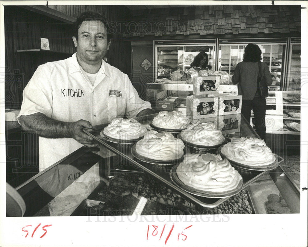 1980 Press Photo Marty Ismark Seminol bakery Fresh Pies - Historic Images