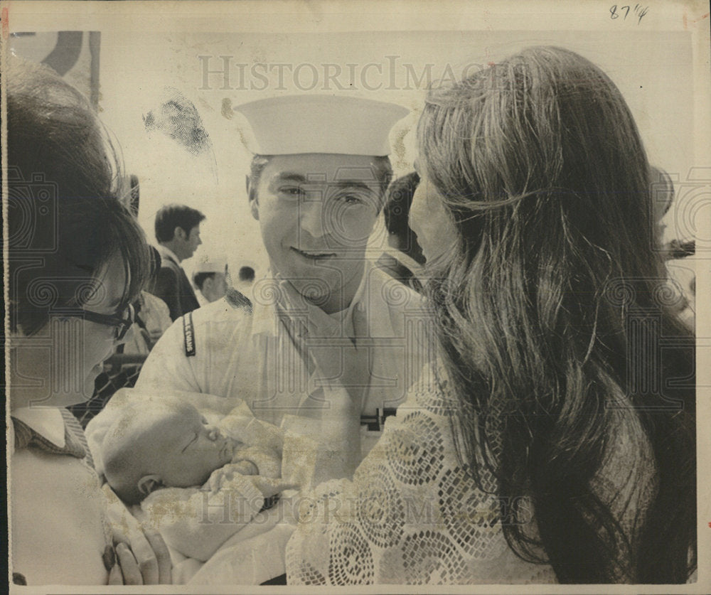 1969 Press Photo Thomas Kearns Donald Radioman Chin  - Historic Images