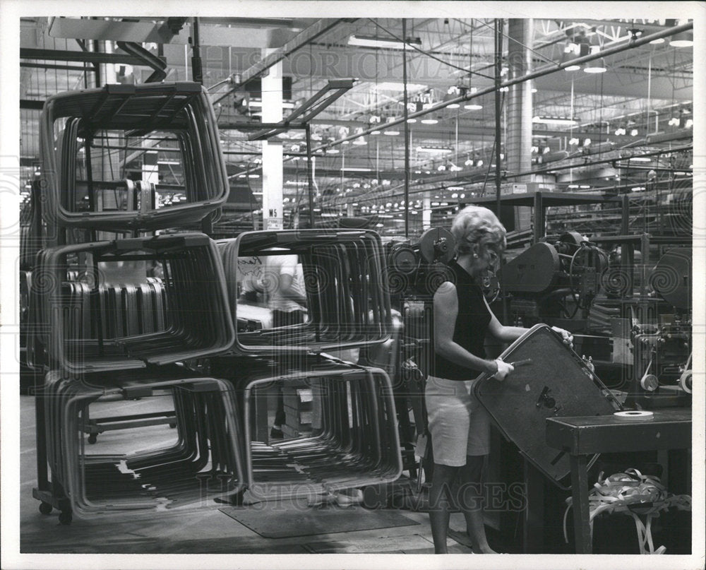 Press Photo Woman assembly plant  Samsonite Corp work - Historic Images