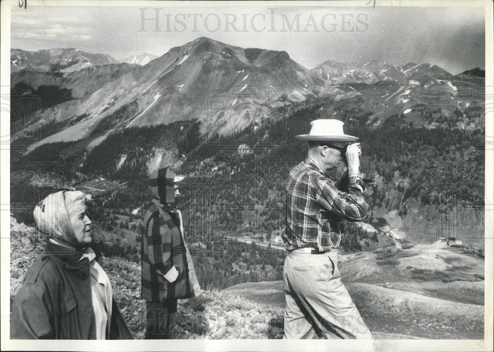 1961 Press Photo Tourists sightseeing in San Juan Basin - Historic Images