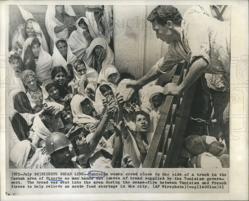 1961 Press Photo Tunisian women crowd truck Casbah area - Historic Images