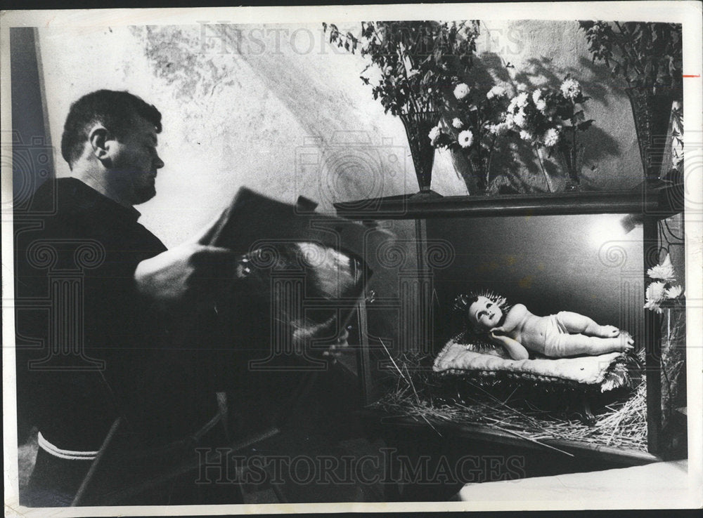 1973PressPhotoFather Vitale Gabin Replace Infant Christ - Historic Images