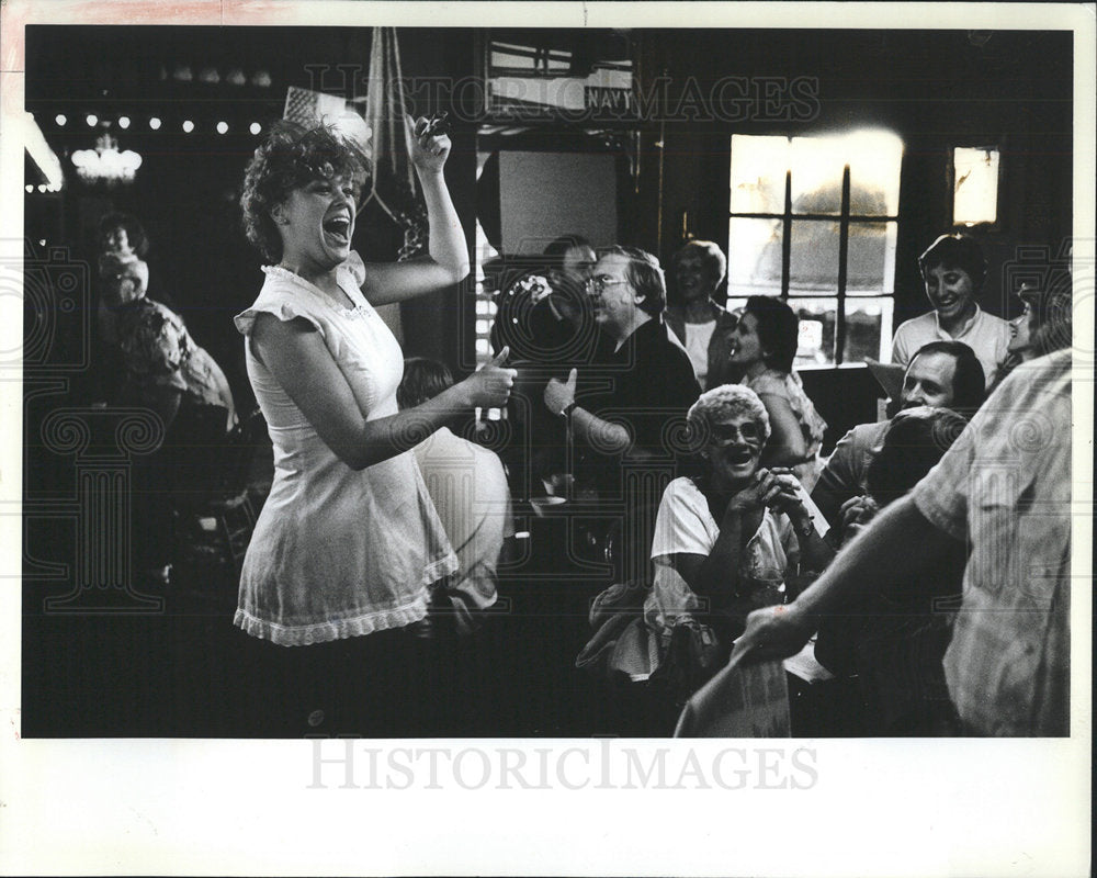 1983 Press Photo Waitress Lorrie Hoffman Bartlett greet - Historic Images