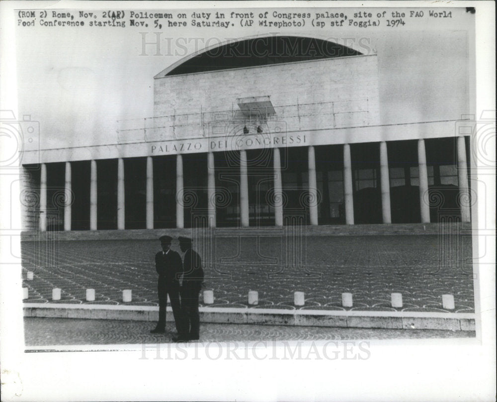 1974 Press Photo Policemen Congress Palace FAO meeting - Historic Images