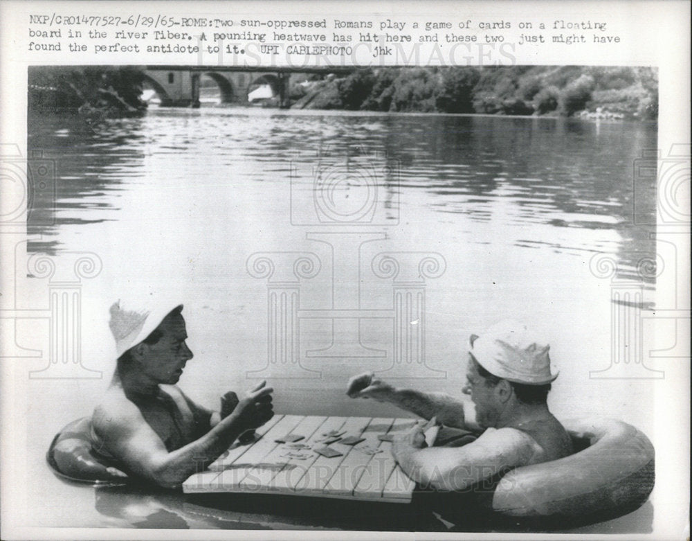 1965 Press Photo Romans Tiber Floting Cards river Sun  - Historic Images