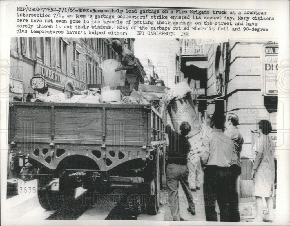 1965 Press Photo Fire Bridge truck Downtown Roman Load  - Historic Images
