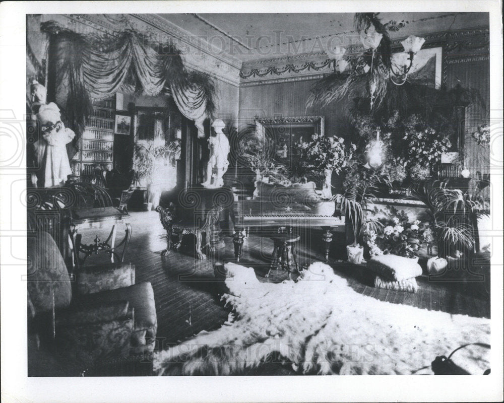 1974 Press Photo Polar Berrio Green Striped Wallpaper  - Historic Images