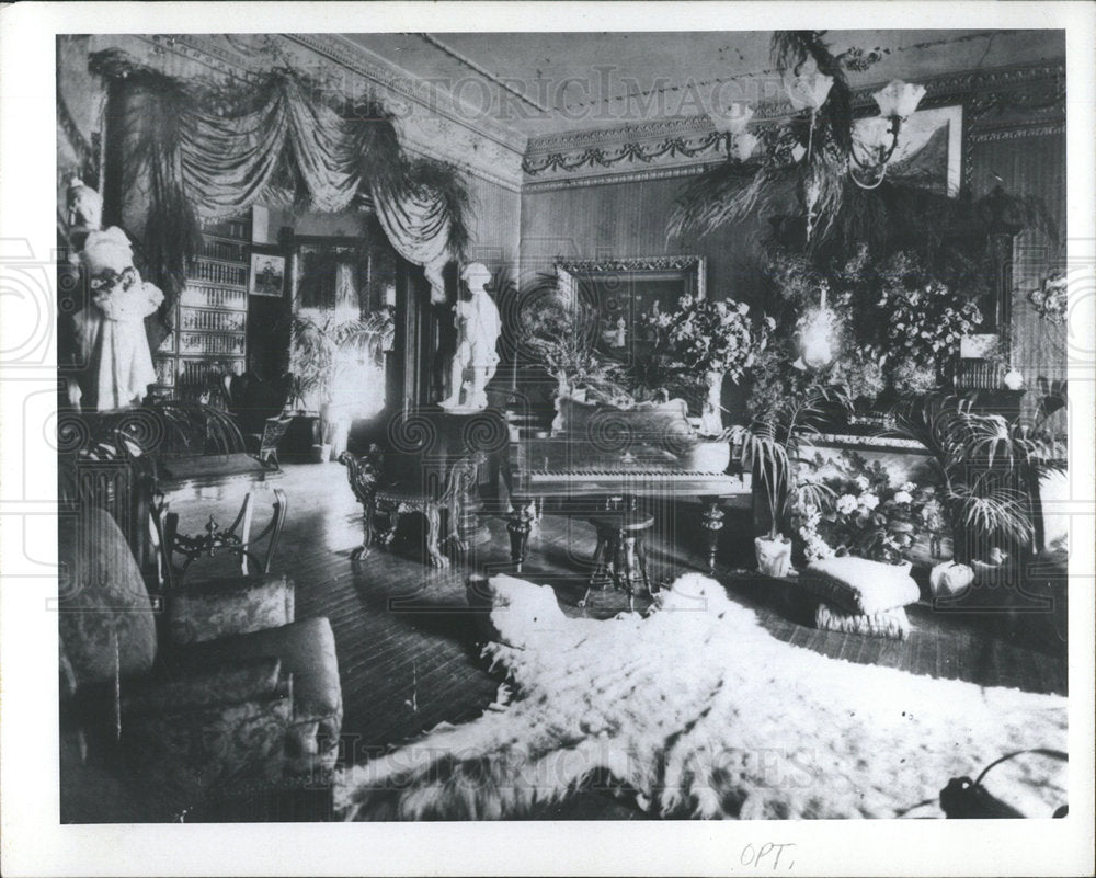 1974 Press Photo House Molly Brown Polar Bear Rug Green - Historic Images