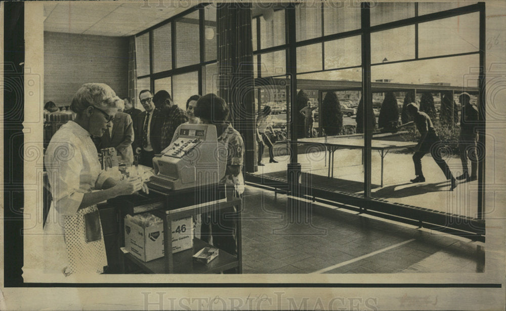 1970 Press Photo Norgren Co Employees cafeteria works  - Historic Images