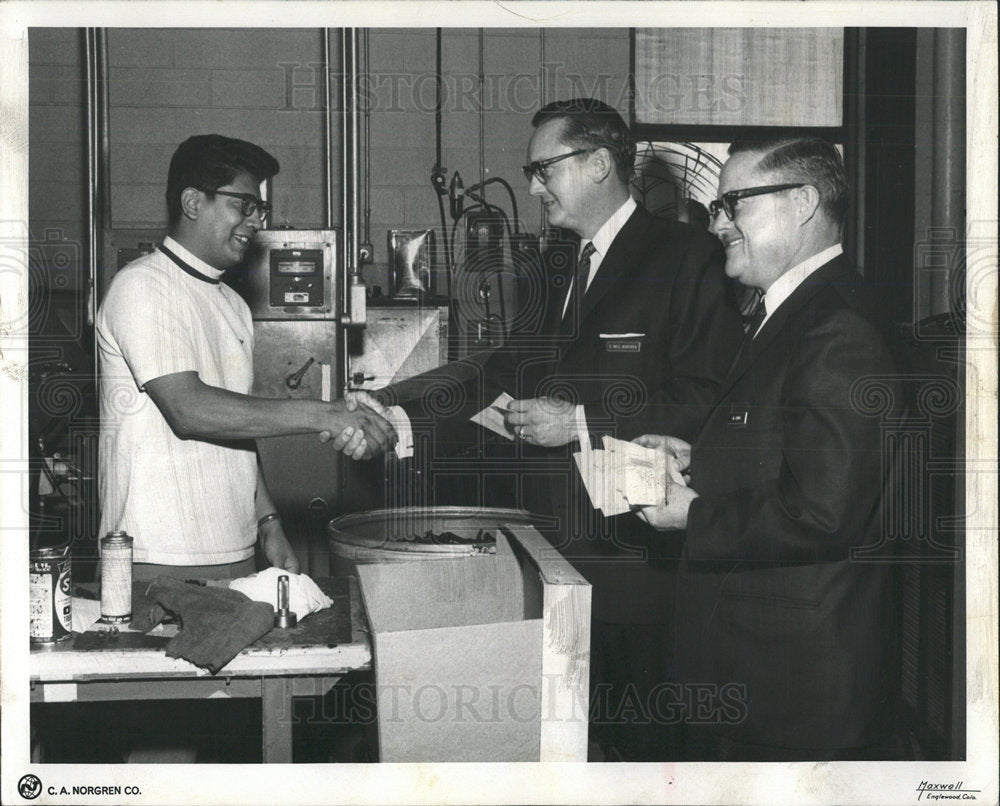 1970 Press Photo Norgren Company Pays Bonus littleton - Historic Images