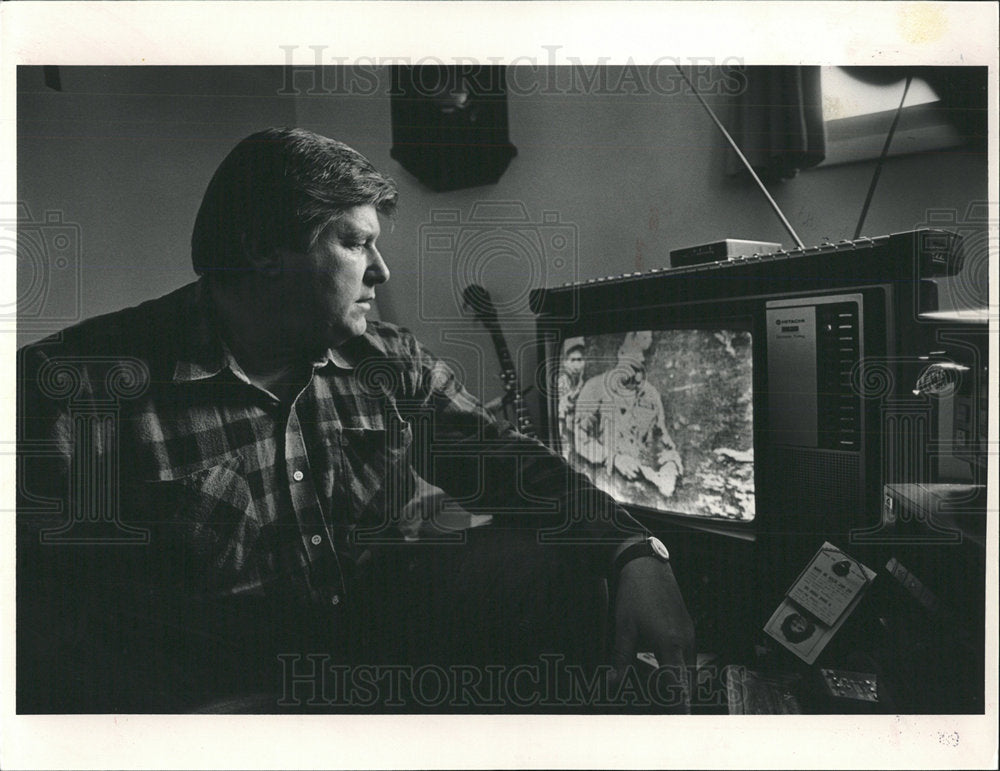 1989 Press Photo Leo Hrdlicka Watch video tape David - Historic Images