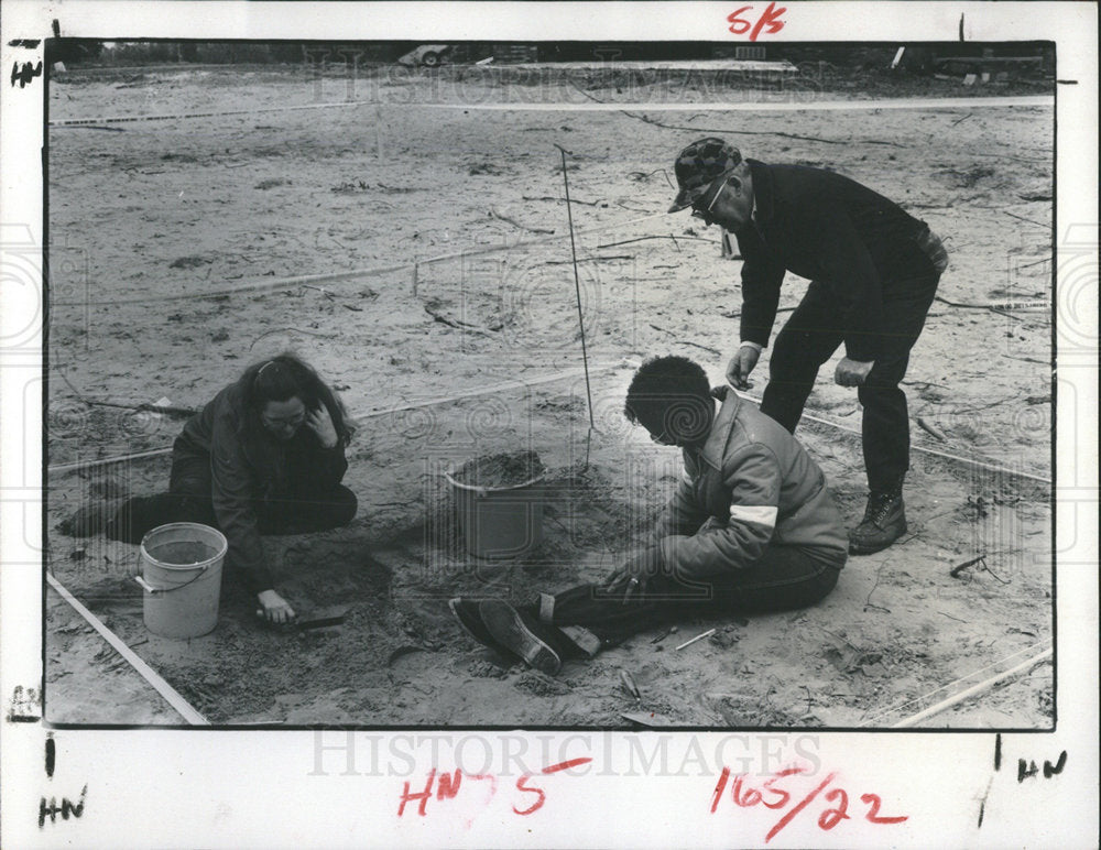 1981 Press Photo Investigator Davis Skeletal Workers  - Historic Images