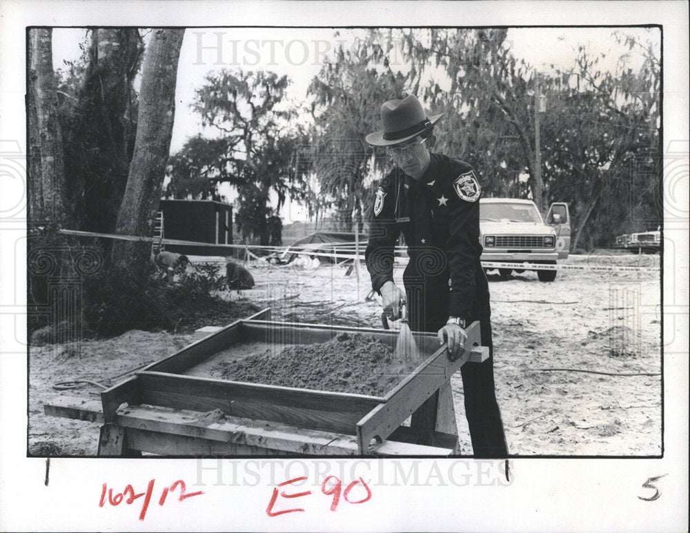 1981 Press Photo Inertness young woman Davis Lake Work - Historic Images
