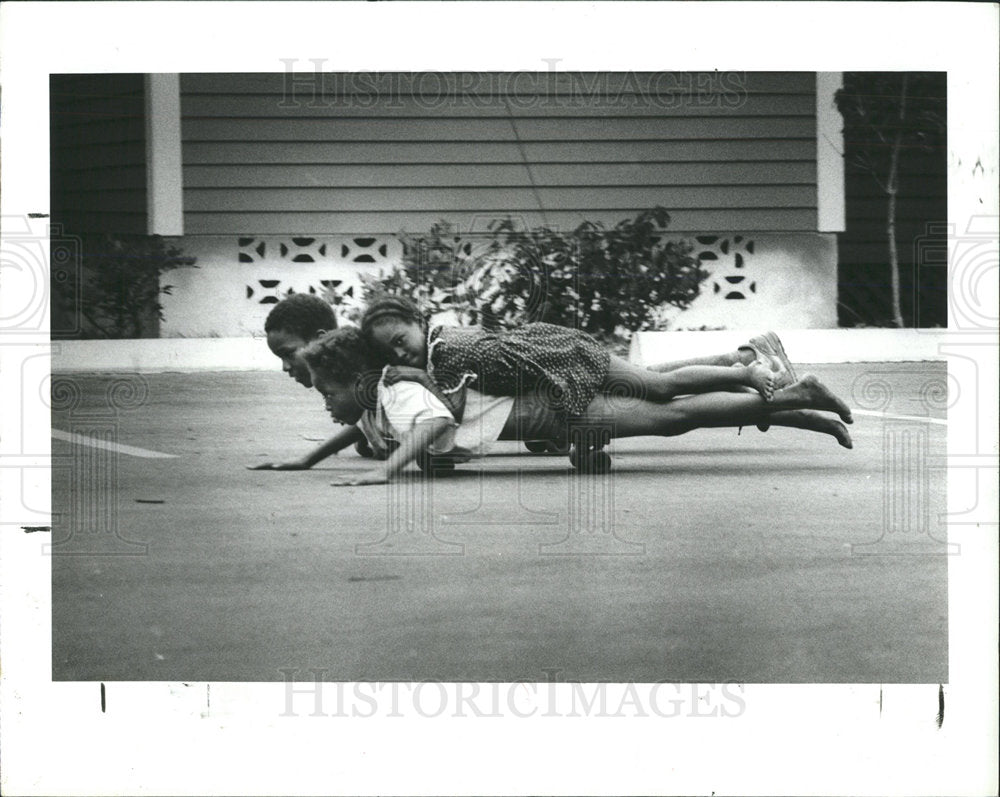 1987 Press Photo Crowd riders skating parking trio fun - Historic Images