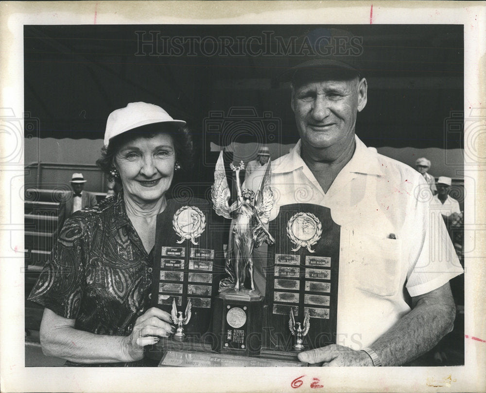 1964 Press Photo Shuffle ChampCarl Spill man Barber - Historic Images