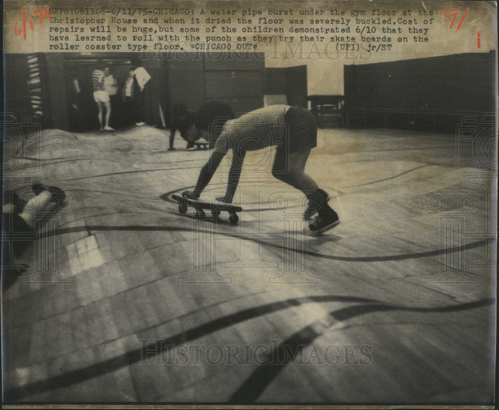 1975 Press Photo Christopher water sunburst gam floor  - Historic Images