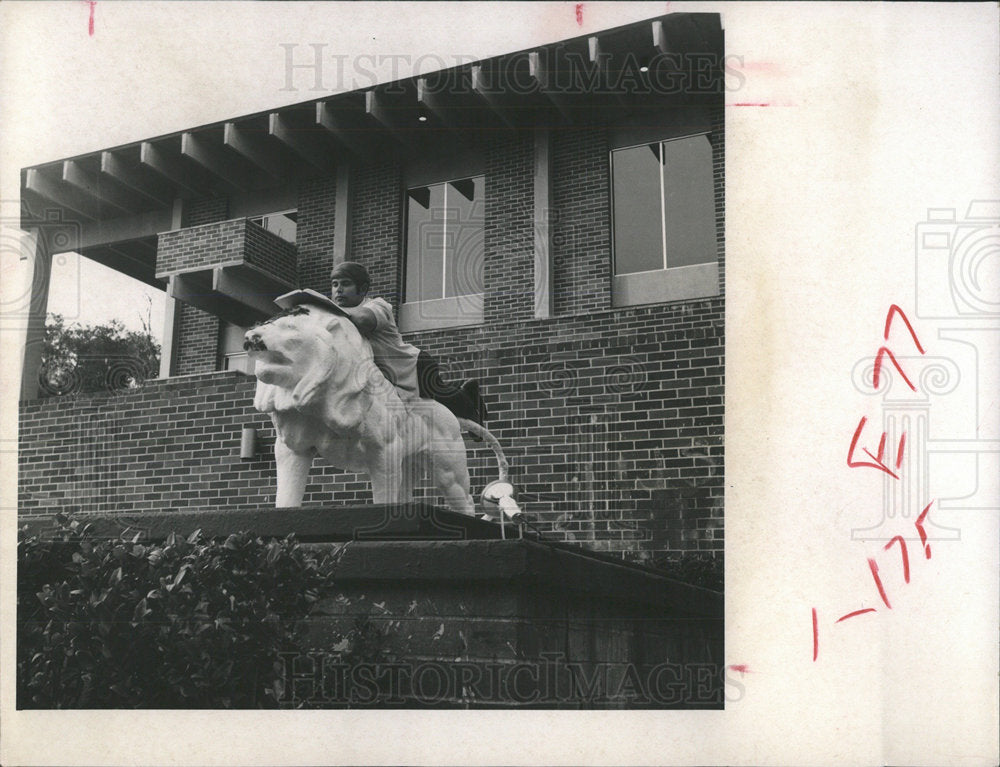 1989 Press Photo Sigma Alpha Epsilon Fraternity Mascot  - Historic Images