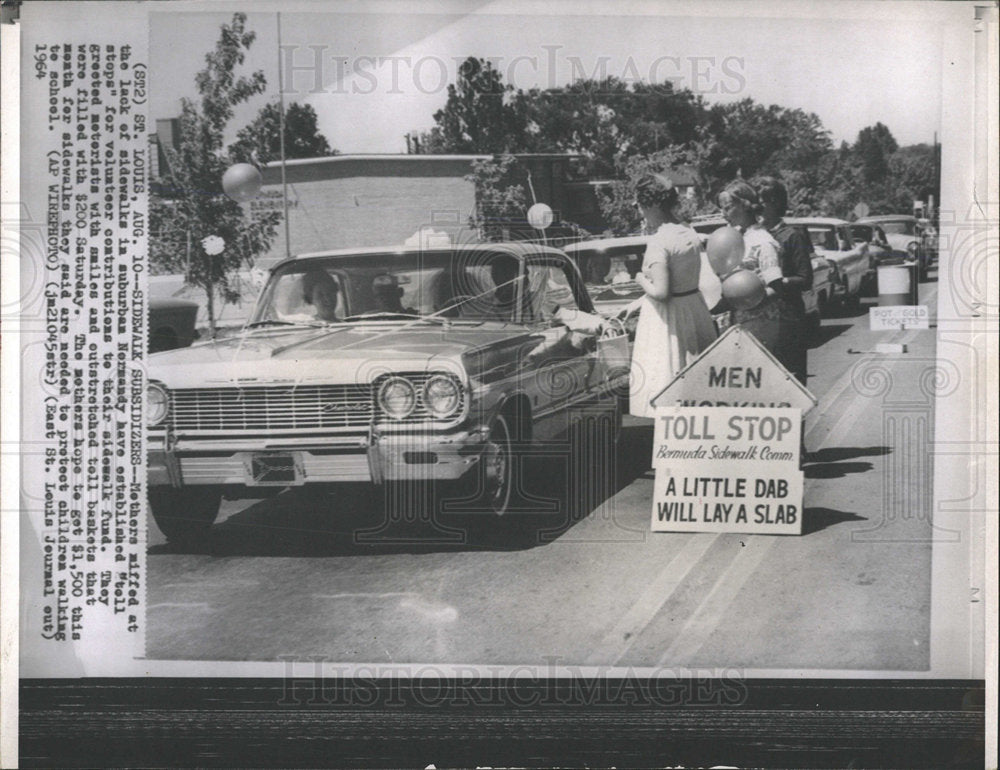 1964 Press Photo Mothers raise fund for safe Sidewalks. - Historic Images