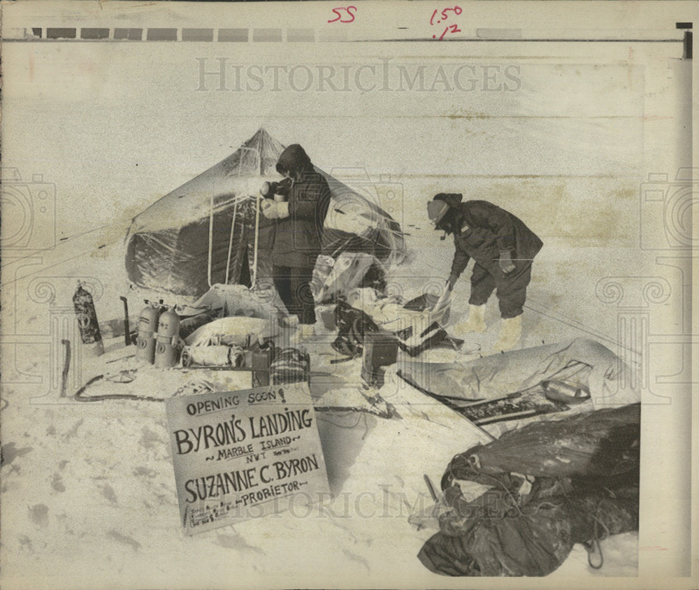 1974 Press Photo Alexander Byron Suzanne wife Ansel  - Historic Images