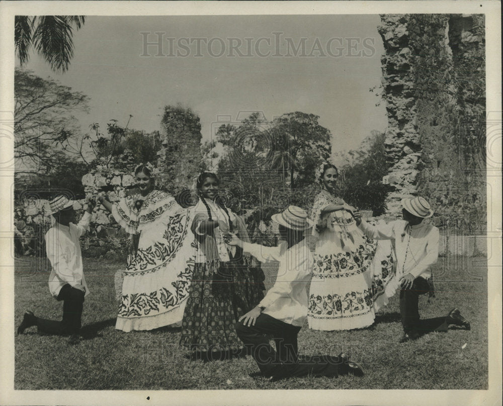 1965 Press Photo Traditional Panama Dress And Dance - Historic Images
