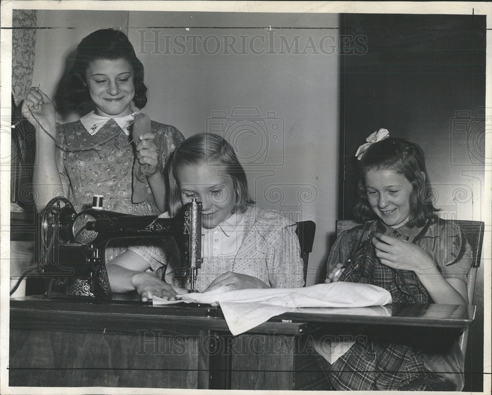 1948 Press Photo Girls Learning To Sew At St Clara's - RRY32641 - Historic Images