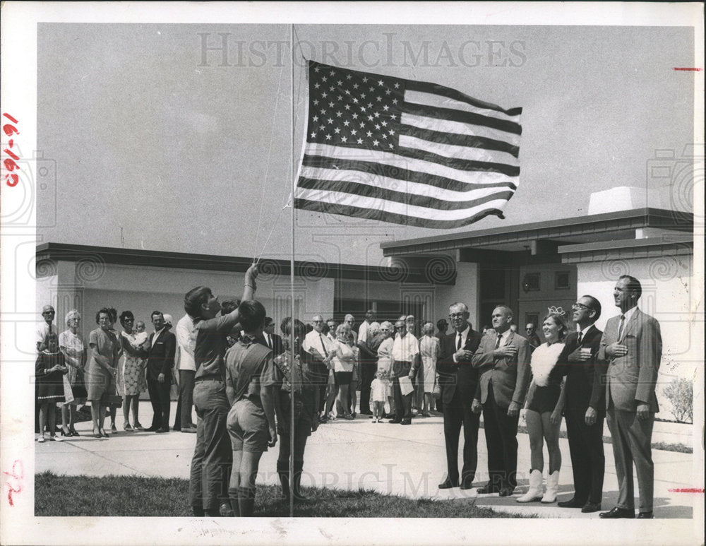 1968 Press Photo Showcase House During Flag Raising. - Historic Images