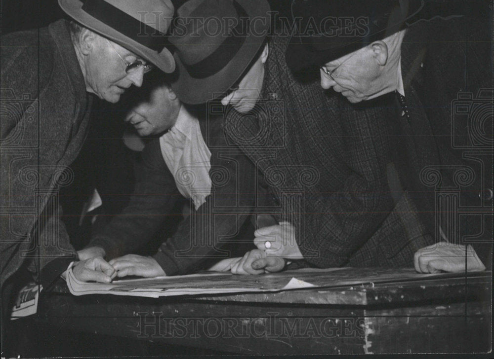1942 Press Photo Colorado Men Registering For Service - Historic Images