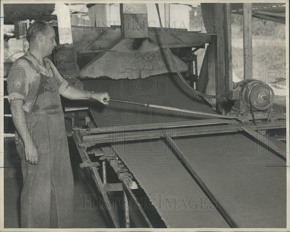 1946 Press Photo palmetex wallboard sheet Cutting  - Historic Images