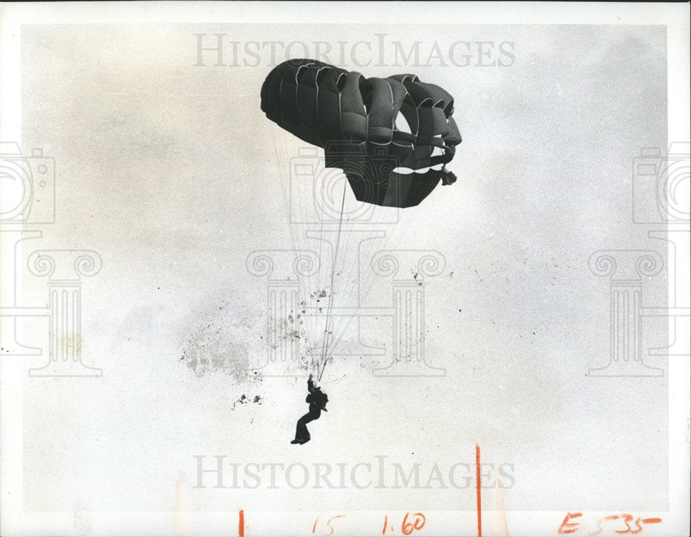 1974 Press Photo Thanksgiving Parachute Meet Jump - Historic Images