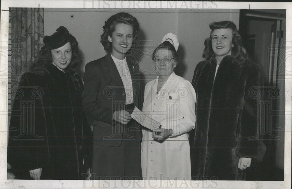 1946 Press Photo Rainbow Girls club check Hospital - Historic Images