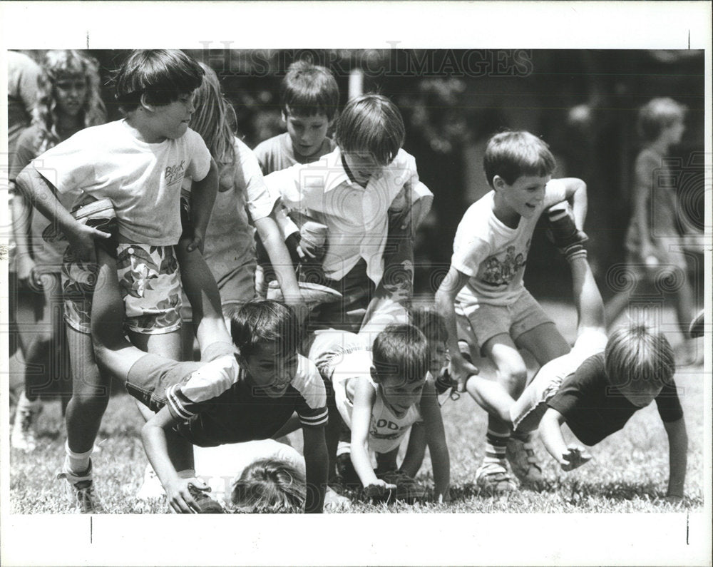 1987 Press Photo Roberts Community Center wheelbarrow - Historic Images