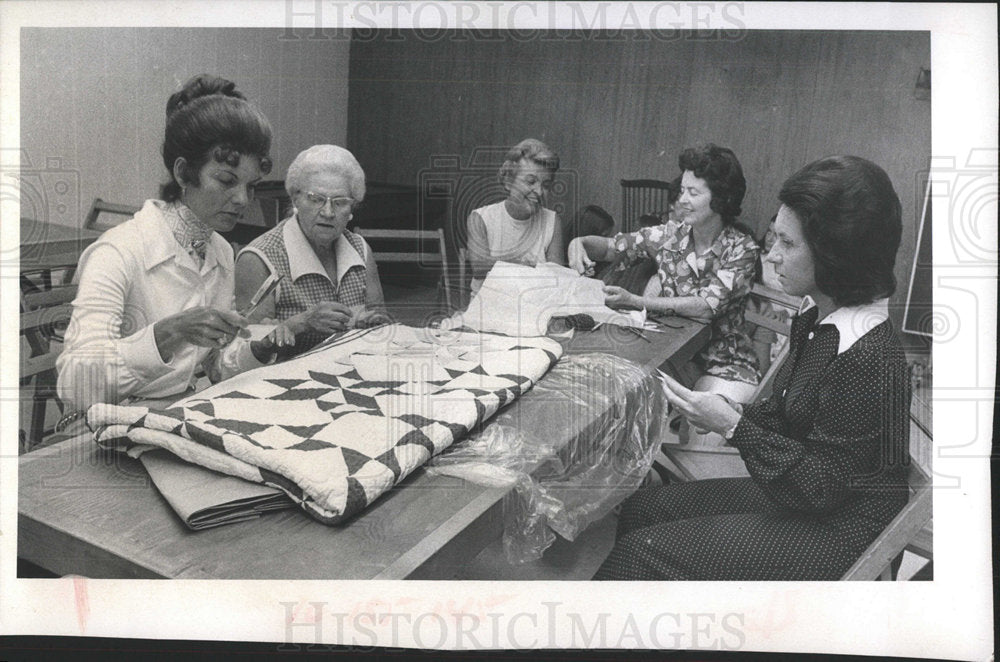 1972 Press Photo quilting bee Shore Acres Youth Center - Historic Images