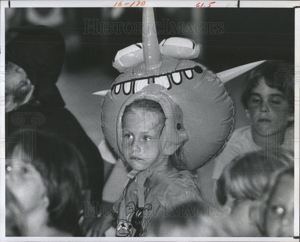 1982 Press Photo Costume day Shore Acres Center bug - Historic Images
