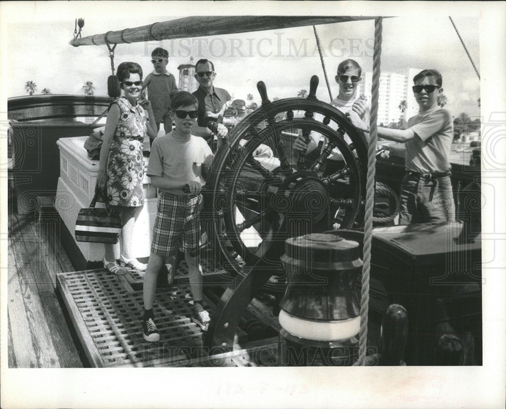1971 Press Photo Tourists Pin Company Boat - Historic Images