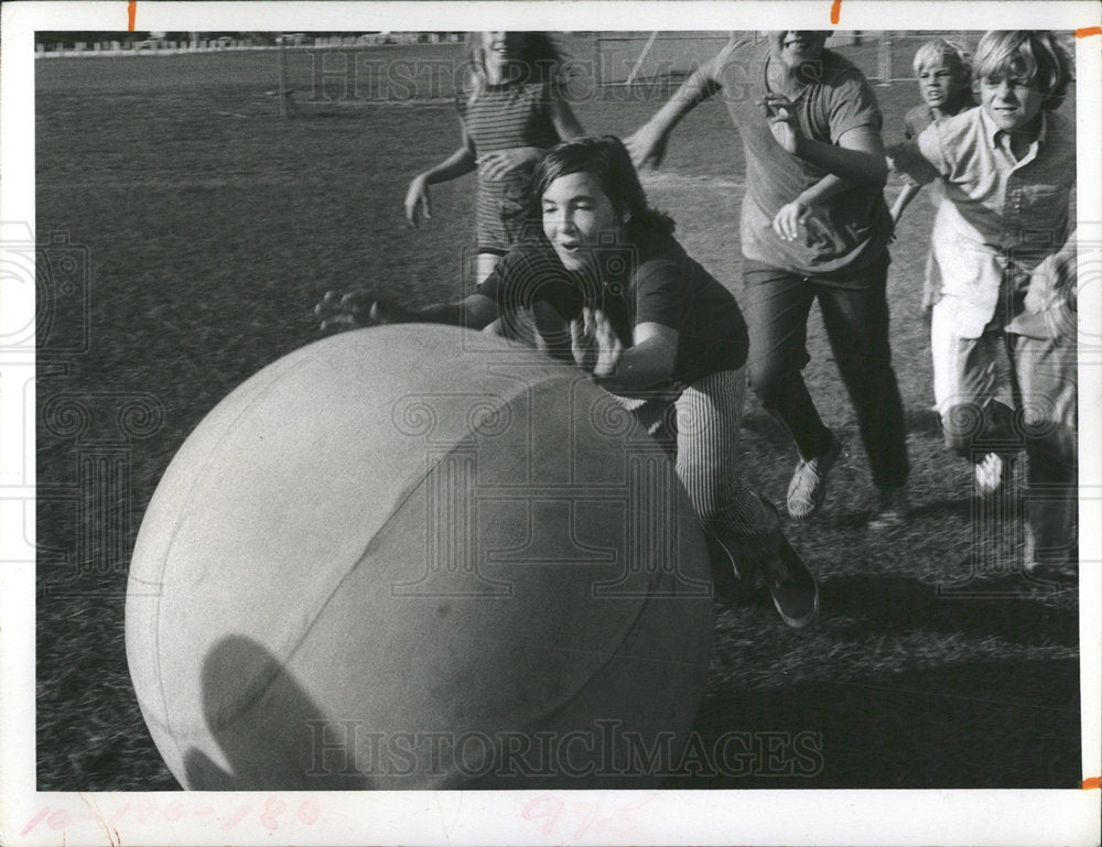 1972 Press Photo Teenagers Push Ball Fossil Park - Historic Images