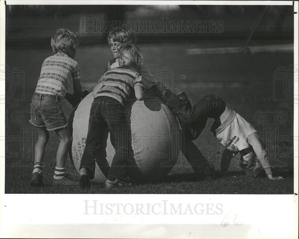 1979 Press Photo Azalea Youth Center Plays Earth Ball - Historic Images