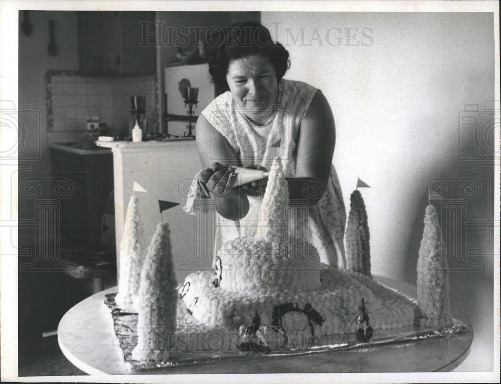 1971 Press Photo Mrs. Nancy Diem Castle Cake  - Historic Images