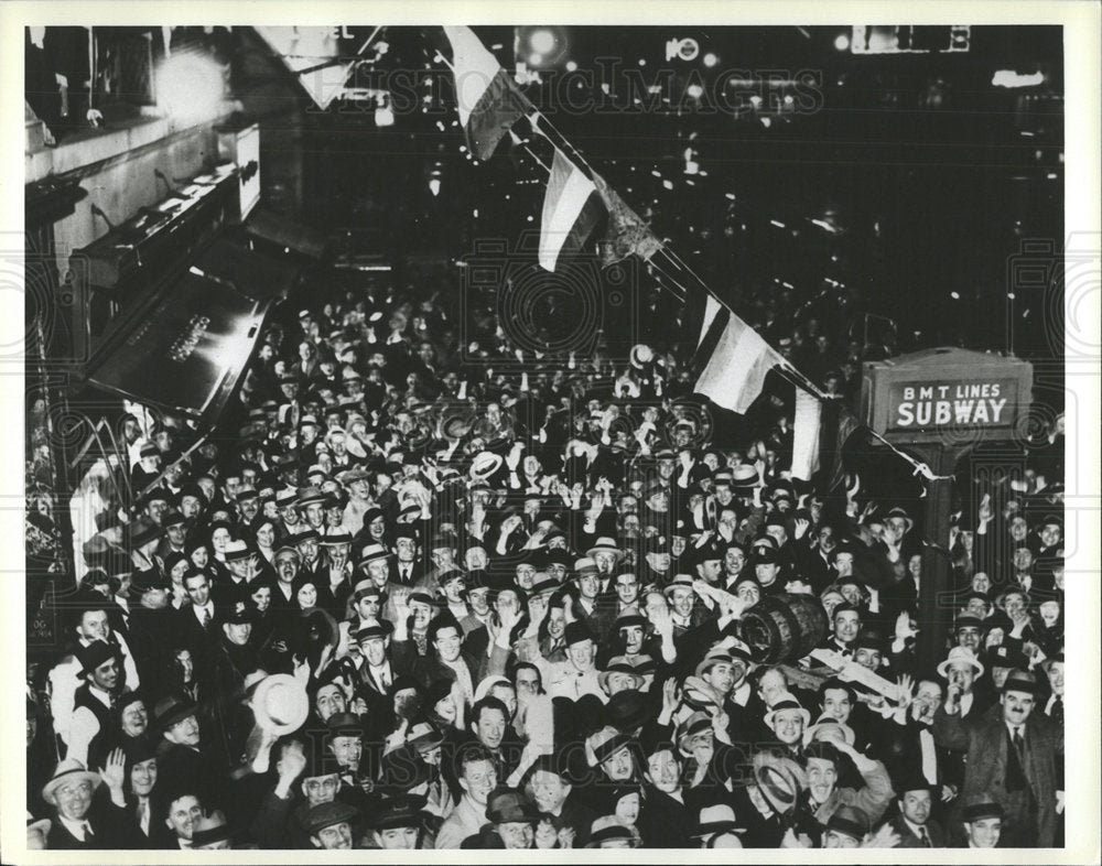 1983 Press Photo Beer Lovers Stream Broadway  - Historic Images