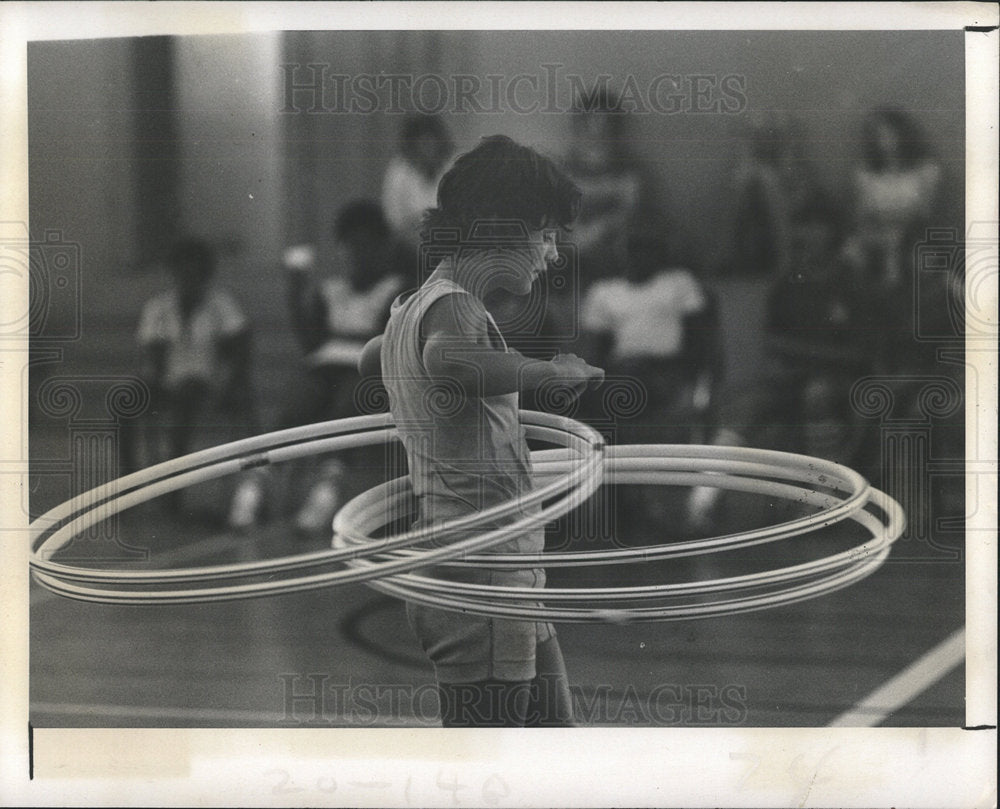 1977 Press Photo Woodlawn Center Frisbee contest Hula - Historic Images