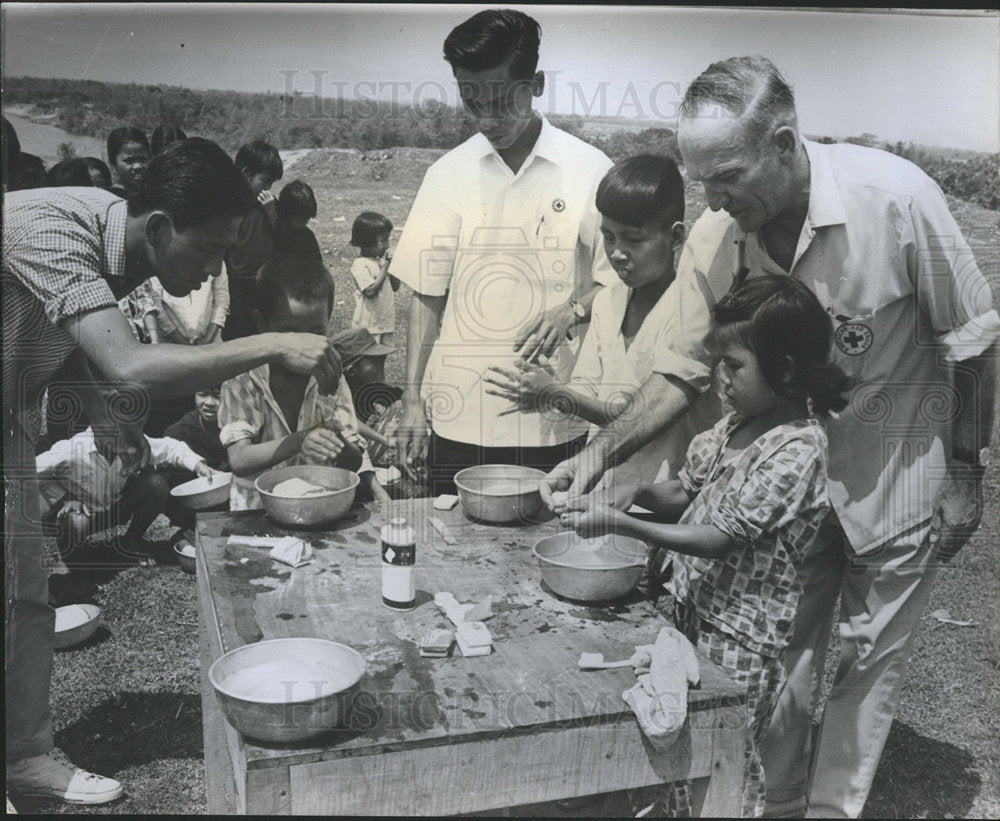1965 Press Photo Quang Ngai, South Vietnam Red Cross - Historic Images