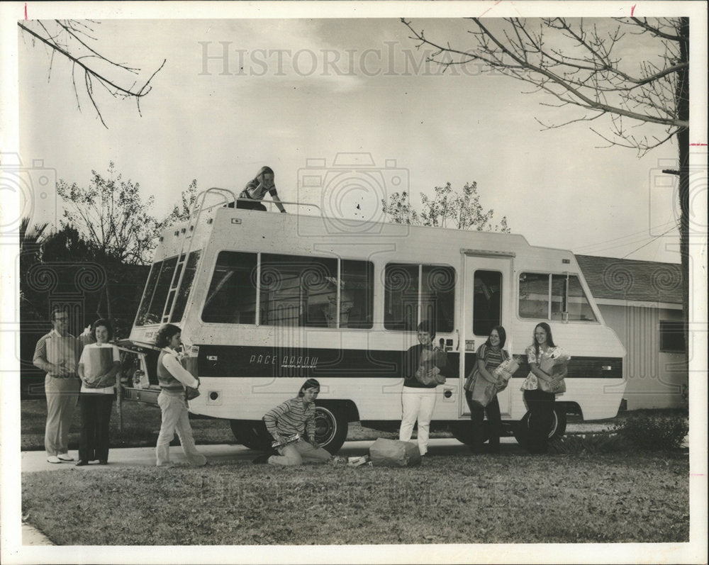 1974 Press Photo Pace Arrow Indiana Inc. mini-bus - Historic Images