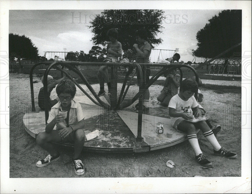 1975 Press Photo Children Lunch Break Northwest Youth  - Historic Images