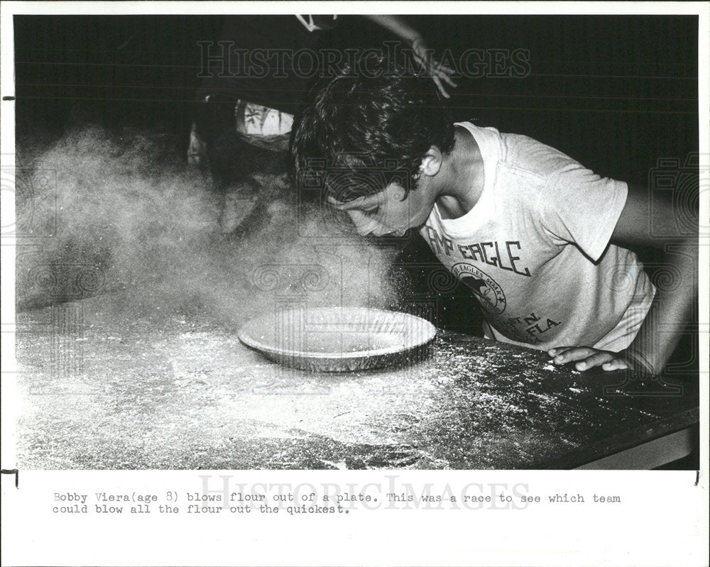1987 Press Photo Bobby Viera Blowing Flour Contest - Historic Images