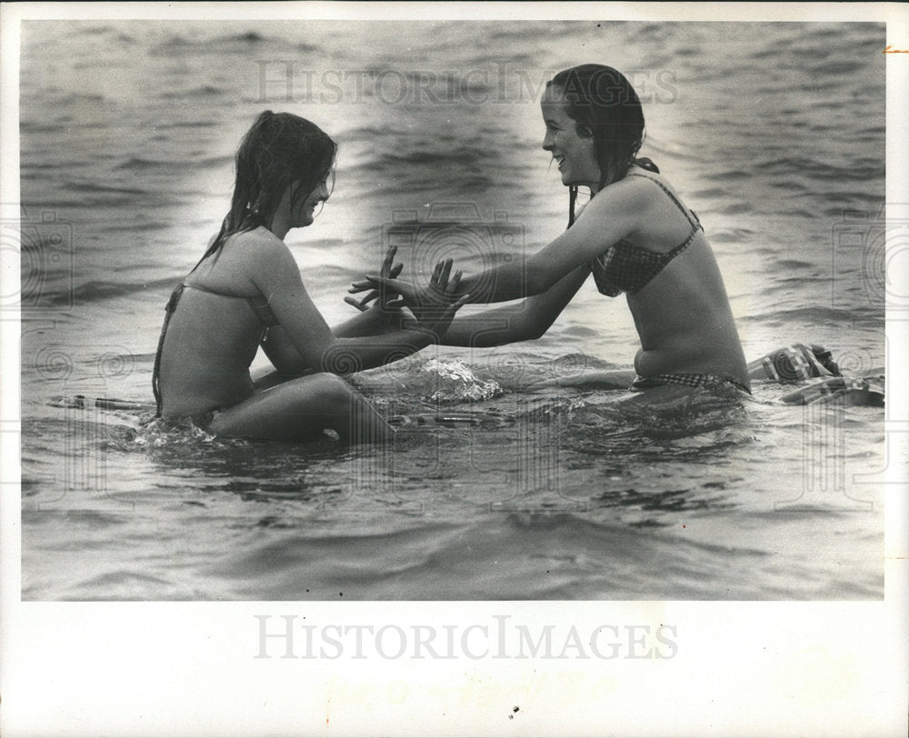 1973 Press Photo Ladies Enjoy Water Recreation - Historic Images