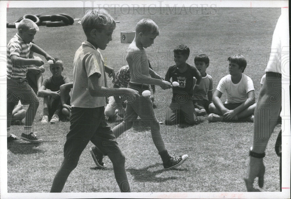 1970 Press Photo Egg-spoon relay Lake Vista Community  - Historic Images