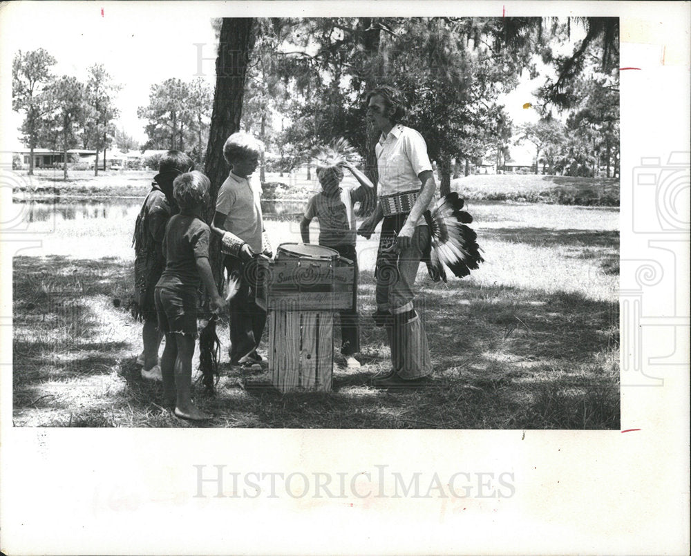 1972 Press Photo Bob Achin teaching Indian dance chants - Historic Images