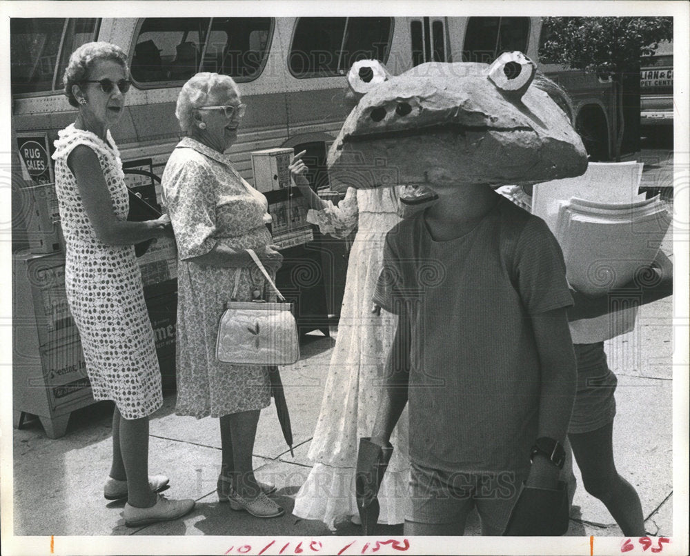 1972 Press Photo Frogs Wonder around St. Petersburg - Historic Images