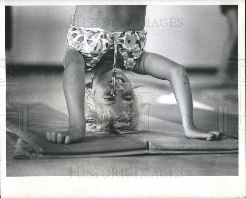 1974 Press Photo Windy McCory Goes Upside Down - Historic Images